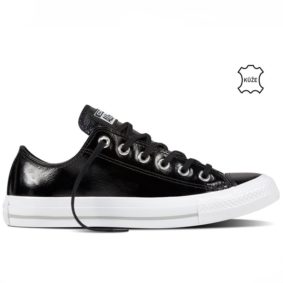 Converse Chuck Taylor All Star right